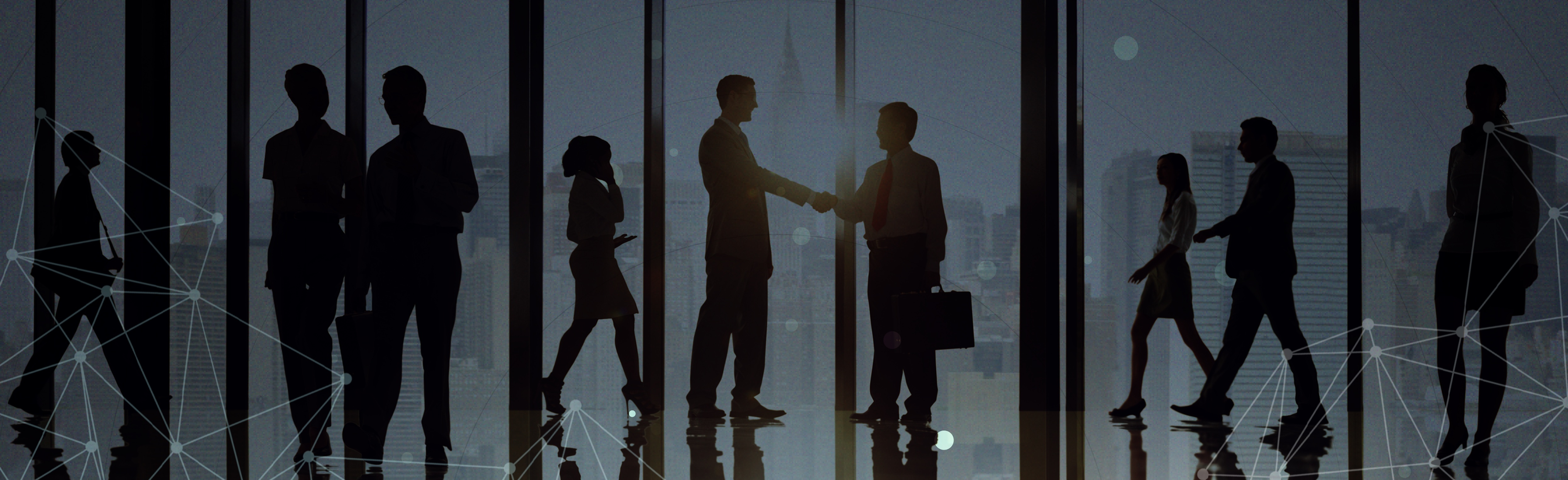 ludzie biznesu na nieformalnym spotkaniu